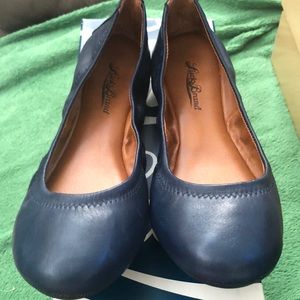 NWT EMMIE2 LUCKY BRAND NAVY LEATHER FLATS. NEVER WORN!